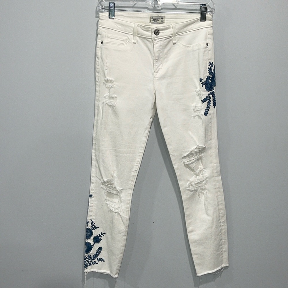Abercrombie & Fitch size 2 jeans white Harper Low rise distressed embroidered